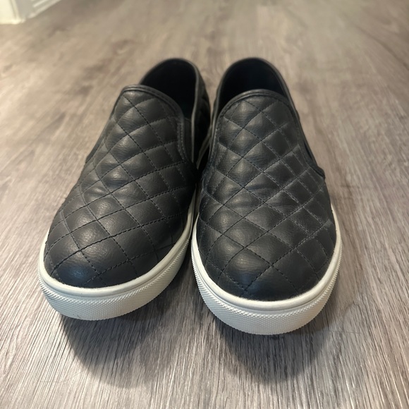 black steve madden slip ons - Picture 2 of 4